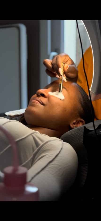 L’importance d’effectuer des déposes (retraits) d’extensions de cils – et de le faire correctement