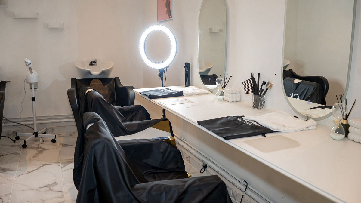 ShzyBeautyBar — Cabine esthétique / bien-être · Fauteuil de coiffure · Poste de maquillage